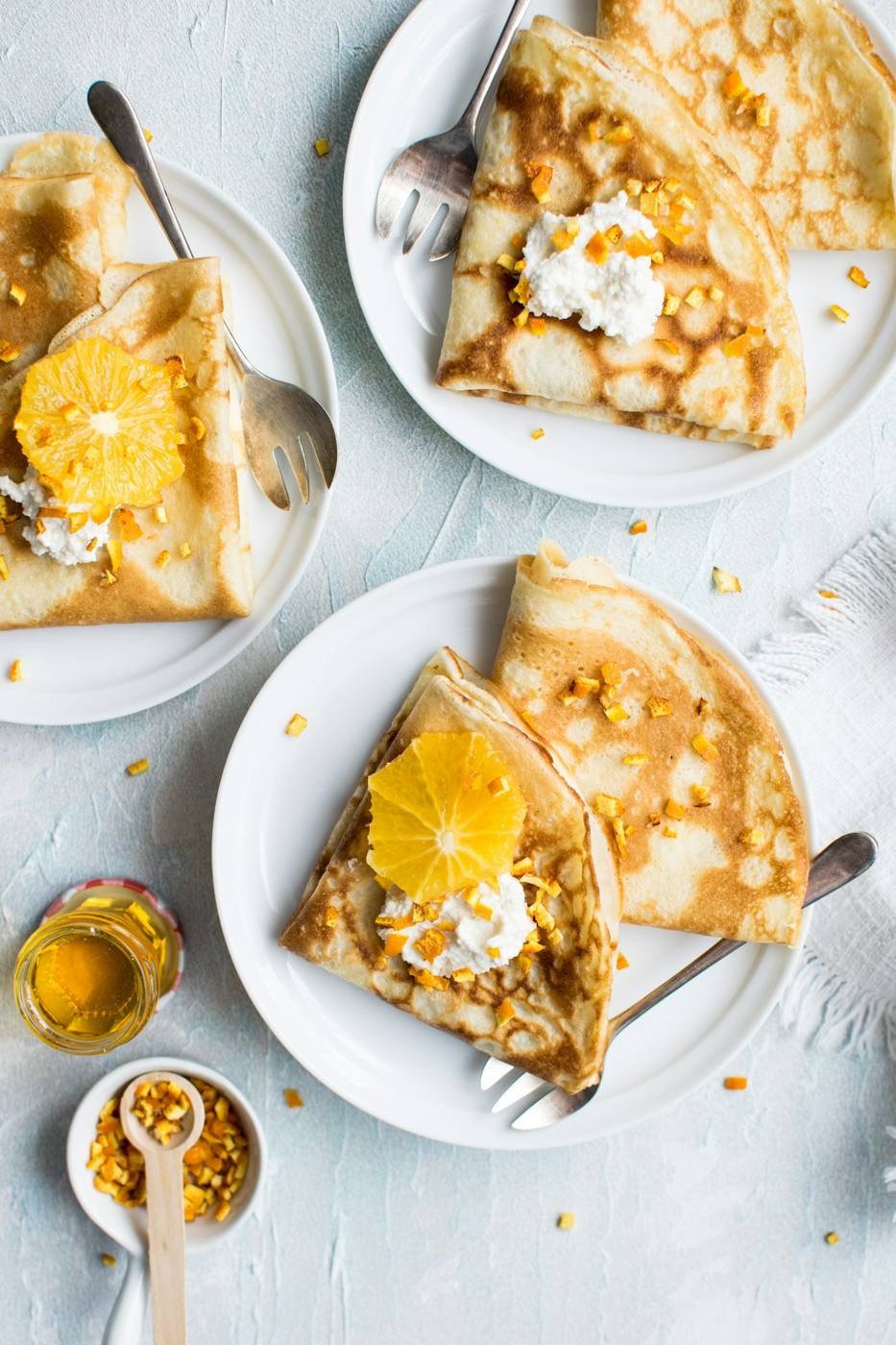 Galette dorée dans une assiette.